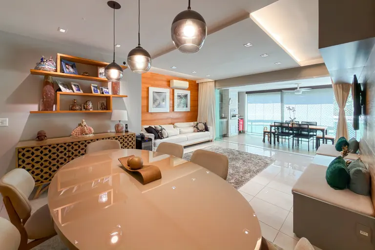 Apartamento Saint Martin Península Barra da Tijuca sala de estar ampla e integrada